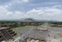 Nas pirâmides de Teotihuacán