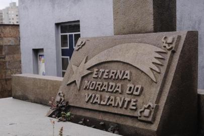 CAXIAS DO SUL, RS, BRASIL (31/10/2019)Túmulos no cemetério Público Municipal de Caxias do Sul. Na foto, túmulo dos viajantes.  (Antonio Valiente/Agência RBS)