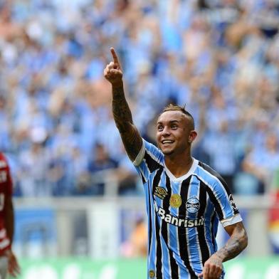  PORTO ALEGRE, RS, BRASIL, 18.03.2018. Inter e Grêmio disputam Gre-Nal 414 no estádio Arena e válido pela semifinal do Campeonato Gaúcho 2018.Na foto: Everton (MATEUS BRUXEL/AGÊNCIA RBS)