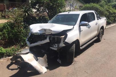 Camionete Hilux abandonada por criminosos que assaltaram e sequestraram empresário e funcionários de sítio dele em Gramado.