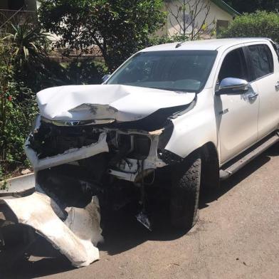 Camionete Hilux abandonada por criminosos que assaltaram e sequestraram empresário e funcionários de sítio dele em Gramado.