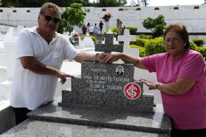 Movimentação no Cemitério da Santa Casa no Dia de Finados. Na foto: personagens de matéria de William Mansque, casal que visitou o próprio túmulo