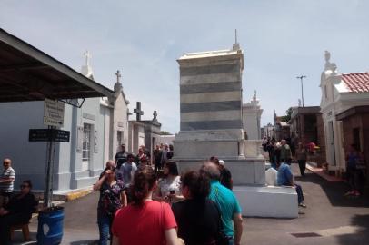 Movimento é intenso no Cemitério Público de Caxias