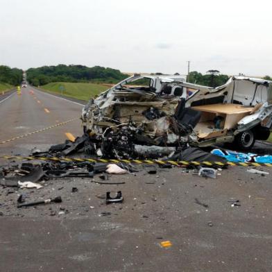 Acidente envolvendo van e ônibus com torcedores do Grêmio matou uma pessoa na manhã deste domingo (3). Conforme a Polícia Rodoviária Federal (PRF), a colisão aconteceu no km 209 da BR-386, em Tio Hugo, na região norte do Estado. 