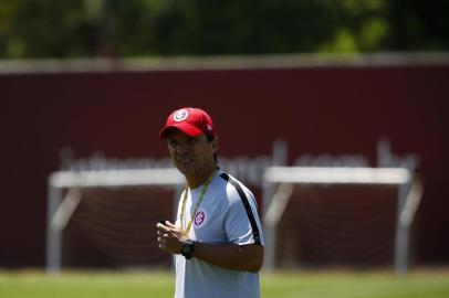 PORTO ALEGRE, RS, BRASIL, 23-10-2019: O técnico Zé Ricardo comanda o primeiro treino do Internacional no CT Parque Gigante. (FOTOGRAFO: MATEUS BRUXEL / AGENCIA RBS)