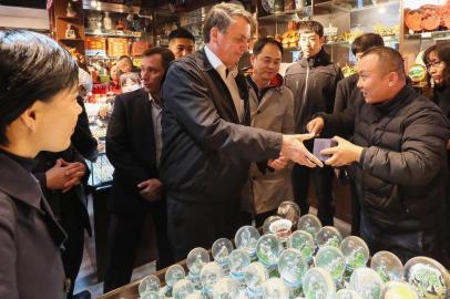 (Pequim - China, 24/10/2019)Presidente da RepÃºblica Jair Bolsonaro visita Ã  Grande Muralha.Presidente da RepÃºblica, Jair Bolsonaro, admira o trabalho de um artesÃ£o chinÃªs.Isac NÃ³brega/PR