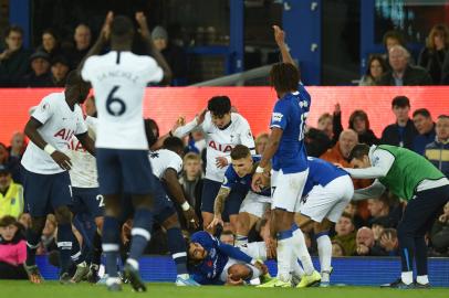 Meia André Gomes, sofre fratura no pé após carrinho do sul-coreano Son, em Everton x Tottenham