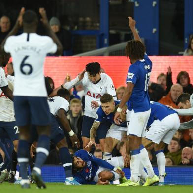 Meia André Gomes, sofre fratura no pé após carrinho do sul-coreano Son, em Everton x Tottenham