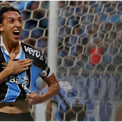 Pedro Geromel comemora gol no Gre-Nal 422 na Arena pela 30ª rodada do Brasileirão