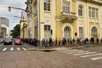 Fila do Sine "fazia curva", se estendendo pela Rua Siqueira Campos