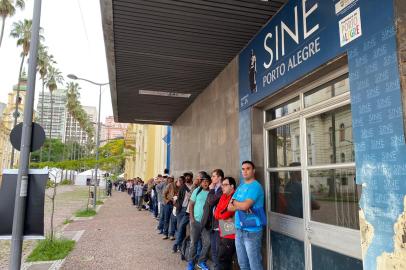 Mais de 200 pessoas aguardavam na fila do Sine na manhã desta sexta-feira (4)