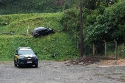 Jovem perde controle do veículo e caí com o carro dentro de pátio de empresa em Caxias