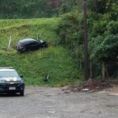 Jovem perde controle do veículo e caí com o carro dentro de pátio de empresa em Caxias