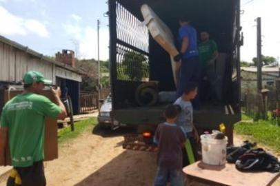 A chuva que atinge o Estado e causou cheia nos rios ainda deixa mais de 280 pessoas fora de casa na Região Central. Há famílias desabrigadas e desalojadas em Cachoeira do Sul e Rosário do Sul. Em Cachoeira do Sul, o nível do rio Jacuí estabilizou e está 5,85 metros acima do normal. Há, no momento, 42 famílias afetadas pela cheia ¿ o que totaliza 130 pessoas fora de casa, conforme a Defesa Civil. 