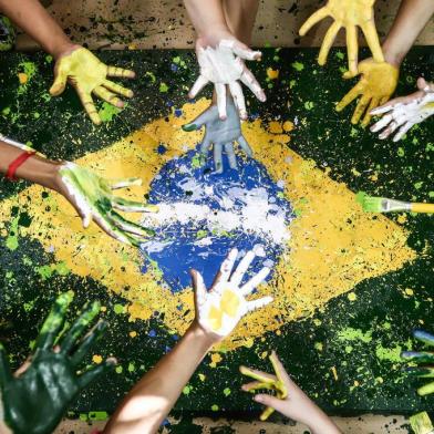  PORTO ALEGRE, RS, BRASIL, 28-09-2018. Com supervisão do artista plástico Aluizio Pedersen, alunos da Escola Branca Diva pintam a bandeira do Brasil. (CARLOS MACEDO/ AGÊNCIA RBS)Indexador: Carlos Macedo