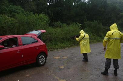  ** EM BAIXA ** CANELA, RS, BRASIL - 04.11.2019 - Buscas pelos sequestradores segue na serra. Polícia Civil e Militar (nas fotos) estão abordando todos os carros, inclusive carros funerários. Local das fotos é Canela, muito próximo da Cascata do Caracol, último local onde um dos sequestradores foi visto. (Foto: Jefferson Botega/Agencia RBS)