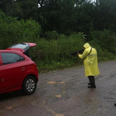  ** EM BAIXA ** CANELA, RS, BRASIL - 04.11.2019 - Buscas pelos sequestradores segue na serra. Polícia Civil e Militar (nas fotos) estão abordando todos os carros, inclusive carros funerários. Local das fotos é Canela, muito próximo da Cascata do Caracol, último local onde um dos sequestradores foi visto. (Foto: Jefferson Botega/Agencia RBS)