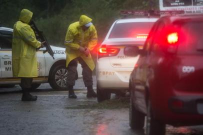  CANELA, RS, BRASIL - 04.11.2019 - Buscas pelos sequestradores segue na serra. Polícia Civil e Militar (nas fotos) estão abordando todos os carros, inclusive carros funerários. Local das fotos é Canela, muito próximo da Cascata do Caracol, último local onde um dos sequestradores foi visto. (Foto: Jefferson Botega/Agencia RBS)