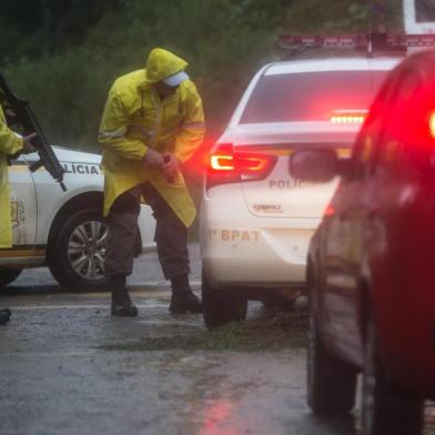  CANELA, RS, BRASIL - 04.11.2019 - Buscas pelos sequestradores segue na serra. Polícia Civil e Militar (nas fotos) estão abordando todos os carros, inclusive carros funerários. Local das fotos é Canela, muito próximo da Cascata do Caracol, último local onde um dos sequestradores foi visto. (Foto: Jefferson Botega/Agencia RBS)