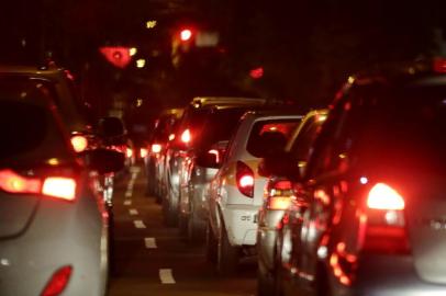  PORTO ALEGRE, RS, BRASIL, 23-06-2017: Congestionamentos no trânsito de Porto Alegre, corriqueiros no horário do rush, já fazem parte do dia-a-dia do morador da capital. Fotos para matéria especial da super edição de Zero Hora (FOTO FÉLIX ZUCCO/AGÊNCIA RBS, Editoria de Porto Alegre).