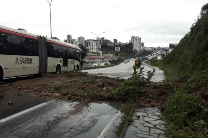 Deslizamentos de terra na RSC-453 em Caxias