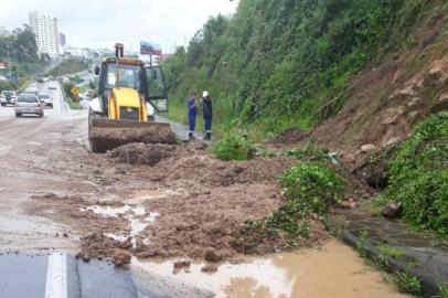 Deslizamento de terra interrompe parcialmente trânsito na RSC-453 em Caxias 