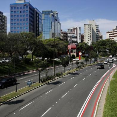 PORTO ALEGRE, RS, BRASIL, 11/10/2019-  Pintura de ciclovia na avenida Goethe.(FOTOGRAFO: MATEUS BRUXEL / AGENCIA RBS)