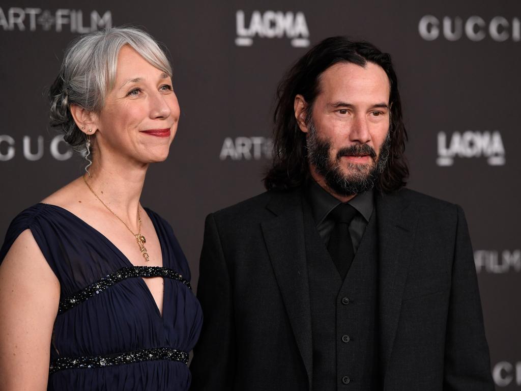 Keanu Reeves presta homenagem discreta e emocionante a colega que