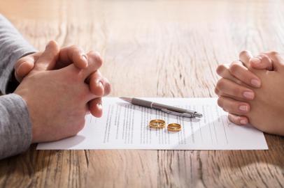  PORTO ALEGRE, RS, BRASIL, 05/11/2019- Mãos da esposa e do marido no documento do divórcio com aliança no centro. (Foto: Andrey Popov / stock.adobe.com)Indexador: Andrey PopovFonte: 151313579