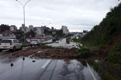 Deslizamentos de terra na RSC-453 em Caxias