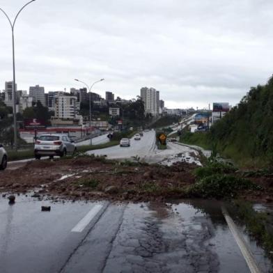 Deslizamentos de terra na RSC-453 em Caxias