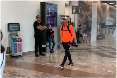 Paolo Guerrero no embarque do Inter no aeroporto Salgado Filho