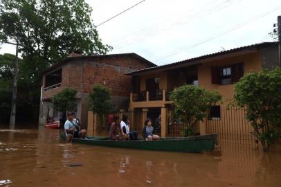  ** EM BAIXA RESOLUÇÃO ** SÃO SEBASTIÃO DO CAÍ, RS, BRASIL - 05.11.2019 - O nível do Rio Caí, em São Sebastião do Caí, começou a estabilizar na tarde desta terça-feira com a redução da chuva nas partes mais altas da Serra.A estimativa é que a água suba em ritmo lento até as 22h e comece a reduzir até retornar ao leito normal. Mesmo assim, pelo menos 350 casas foram atingidas pela água, que chega a cobrir o andar inferior nas residências mais próximas do rio. (Foto: Isadora Neumann/Agencia RBS)