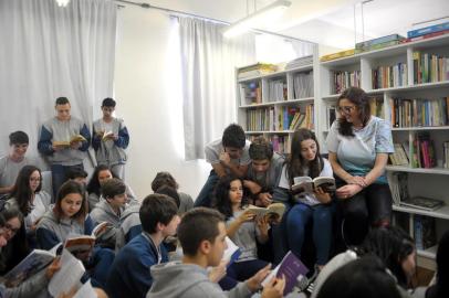  VERANÓPOLIS. RS, BRASIL, 05/11/2019¿Literarte: literatura, arte e sabor¿, projeto inscrito pela professora Silvia Maria Zanella, da Escola AVAEC, de Veranópolis, foi uma das ganhadoras do prêmio RBS Educação.Na foto, Silvia com estudantes da escola na biblioteca da AVAEC.Na foto, Silvia com os estudantes Mariana Trintinaglia (casaco escuro), Nicoly Maragno (casaco cinza, com manga verde), João Diego Alberton e Millene Savaris (de óculos)(Lucas Amorelli/Agência RBS)