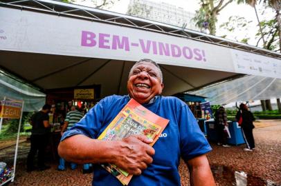  PORTO ALEGRE, RS, BRASIL - 05.11.2019 - Estudantes do projeto de Alfabetização de Adultos, do CIEE, visitam a feira pela primeira vez. Na foto: João Carlos dos Santos, 70 anos, que está aprendendo a ler e comprou o primeiro livro na Feira. (Foto: Omar Freitas/Agencia RBS)Indexador: NGS