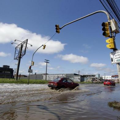  PORTO ALEGRE, RS, BRASIL - 2019.11.01 - Pavimentação e alagamentos prejudicam o trânsito em avenida da Zona Norte, na Avenida Bernardino Silveira Pastoriza, Sarandi. (Foto: ANDRÉ ÁVILA/ Agência RBS)