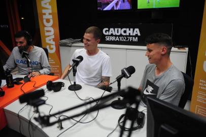  CAXIAS DO SUL, RS, BRASIL, 05/11/2019. Lucas Ochoa (C) e Rafinha Rech (D), jogadores do elenco Sub-19 do Juventude, no Show dos Esportes.  (Porthus Junior/Agência RBS)