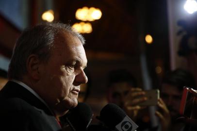 PORTO ALEGRE, RS, BRASIL, 03-01-2017. Marcelo Medeiros toma posse como novo presidente do Internacional no estádio Beira-Rio. Na foto, ex-presidente Vitório Píffero concede entrevista antes de passar o cargo. (CAMILA DOMINGUES/ESPECIAL)