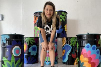 Lixeiras coloridas, pintadas pela artista Paula Plim para o projeto Descarte, que vai espalhar os tonéis pela cidade. O projeto é promovido pela empresa Smile Flame, em parceria com o restaurante Ohana Poke & Rolls.