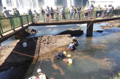 Mais de 300 kg de moedas são retirados das Cataratas do Iguaçú.