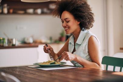  PORTO ALEGRE, RS, BRASIL, 06/11/2019-Mulher comendo macarrão. Fitness de Donna. (Foto: chika_milan / stock.adobe.com)Indexador: Milan IlicFonte: 212218637