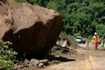 FARROUPILHA, RS, BRASIL, 06/11/2019Equipe da Encopav trabalha na limpeza da pista e remoção de rochas que deslizaram da encosta na ERS-122, no Km 43.(Lucas Amorelli/Agência RBS)