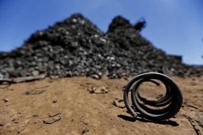  PORTO ALEGRE, RS, BRASIL, 06/11/2019- Trituração de material apreendido na operação Desmanche. (FOTOGRAFO: LAURO ALVES / AGENCIA RBS)