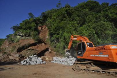  CAXIAS DO SUL, RS, BRASIL, 06/11/2019. O governo do Estado liberou R$ 1 milhão de forma emergencial para que o serviço de limpeza e remoção das rochas que deslizaram da encosta da ERS-122, no km 43, em Farroupilha, pudesse ser executado. Na noite de domingo (03/11), rochas gigantes desprenderam da encosta e avançaram sobre as duas pitas no sentido São Vendelino-Farroupilha. (Porthus Junior/Agência RBS)