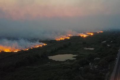  Incêndios florestais na BR 262 e estrada Parque no Pantanal de MS.