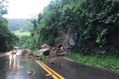 Uma queda de barreira causa bloqueio parcial na RS-453 em Westfália, no Vale do Taquari