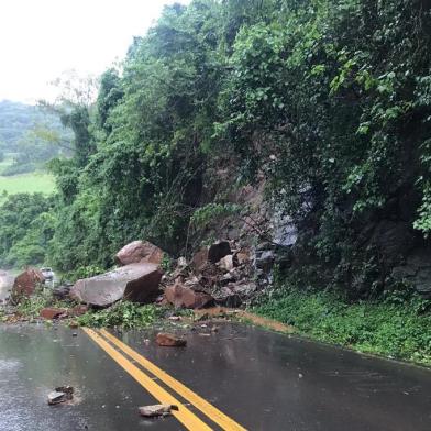 Uma queda de barreira causa bloqueio parcial na RS-453 em Westfália, no Vale do Taquari