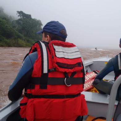 Polícia apura causas de acidente com barco que transportava estudantes em Barra do Guarita 