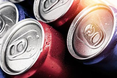 Red and blue cans of soft drinks with water drops.PORTO ALEGRE, RS, BRASIL, 07/11/2019-Latas de refrigerantes. (Foto: interpas / stock.adobe.com)Fonte: 249459198