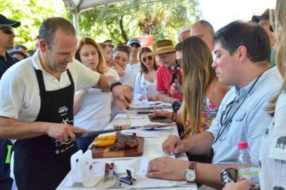 Participante dos Mestres Assadores servindo o corte de carne.